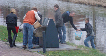 Twee emmertjes water halen in Vlissingen