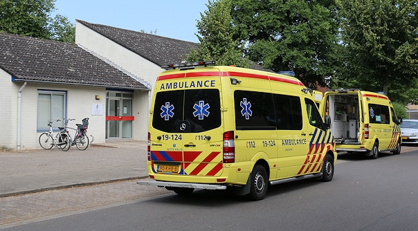 Twee ambulances ter plaatse bij de huisartsenpraktijk in Heinkenszand.