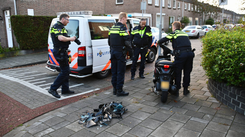 De politie heeft de scooter weggebracht.