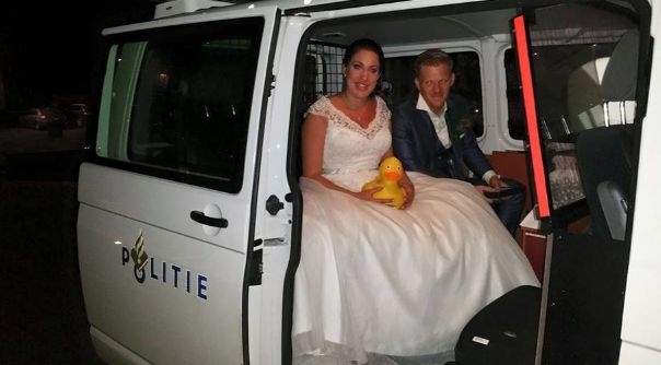 Het bruidspaar is door de politie naar hun hotel gebracht.