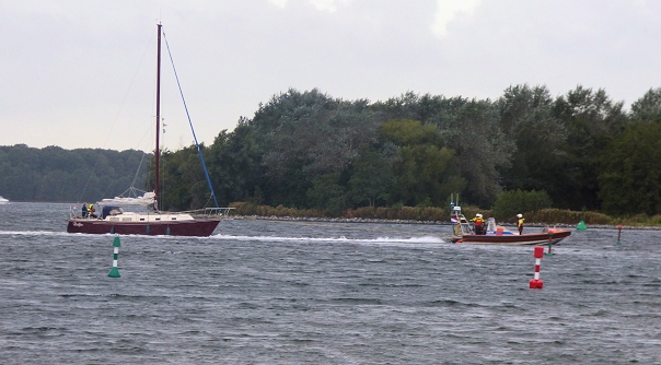 De KNRM-reddingboot Oranje bij het zeiljacht.