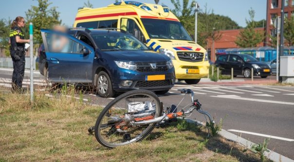 De fietser is per ambulance naar een ziekenhuis gebracht.