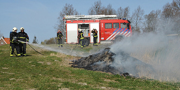 Brandweer blust brandje Arnemuiden