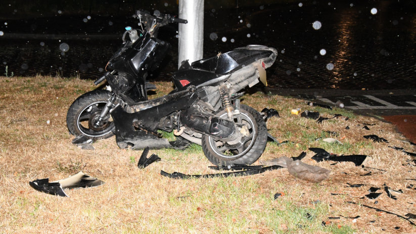 De scooter raakte zwaar beschadigd.