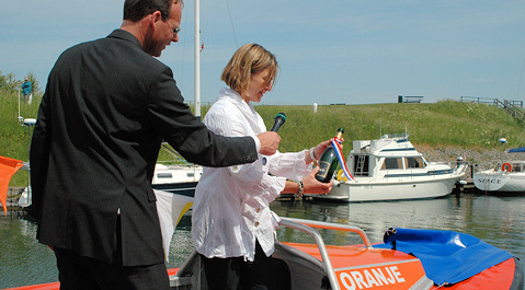 De nieuwe reddingboot 'Oranje' wordt gedoopt.