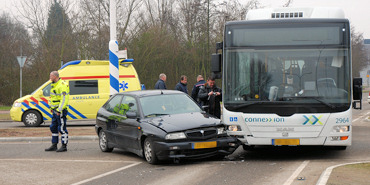 Automobiliste gewond na botsing met bus