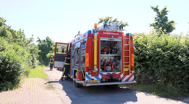De brandweer bij de vakantiewoning in Zoutelande.