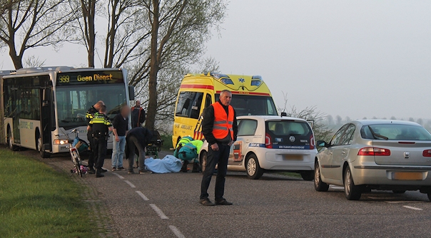 De fietser werd met een ambulance naar het ziekenhuis gebracht.