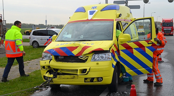 De ambulance liep bij het ongeval schade op.