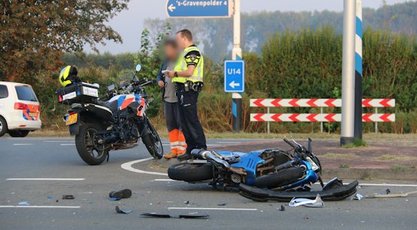 Bij het ongeluk raakte een motorrijdster gewond.