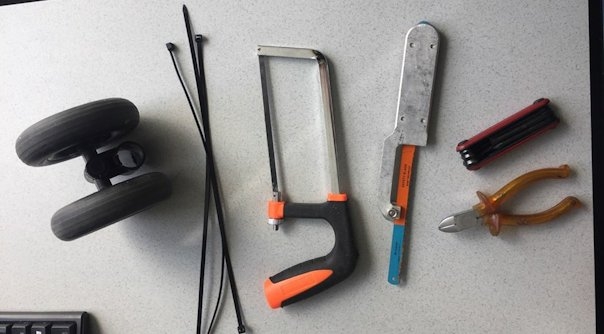 De dief bleek deze 'tools' bij zich te hebben.