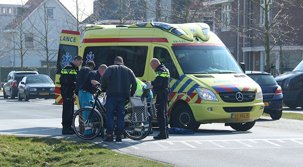 De fietsster werd met een ambulance naar het ziekenhuis gebracht.