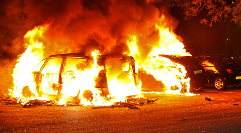De brandende auto (links) in Waalwijk.
