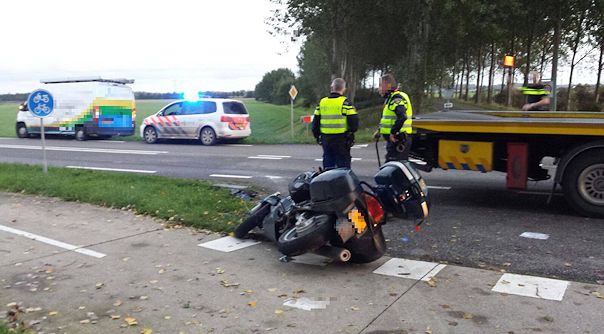 De motorrijder is naar het ziekenhuis gebracht.