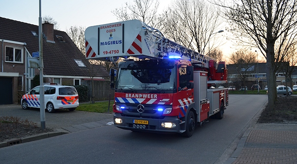 De brandweer bij de woning aan het Rijkenspad in Goes.