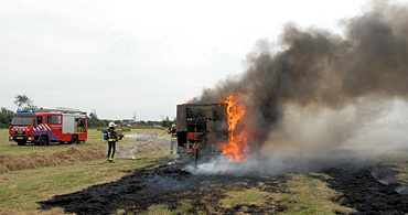 Landbouwmachine door brand verwoest