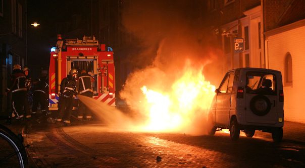 Een autobrand in het centrum van Middelburg.