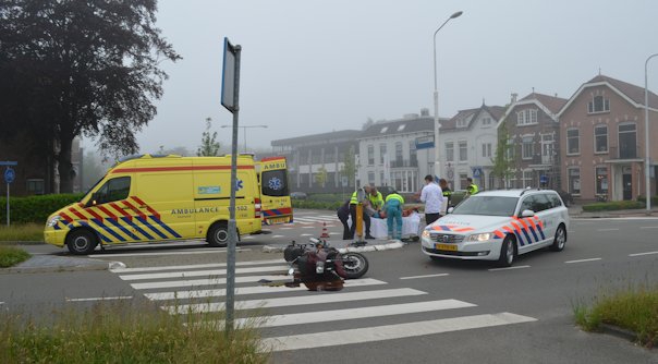 De motorrijder is naar het ziekenhuis gebracht.
