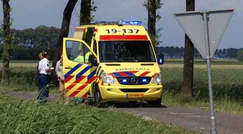 Ambulancepersoneel controleert de betrokkenen.