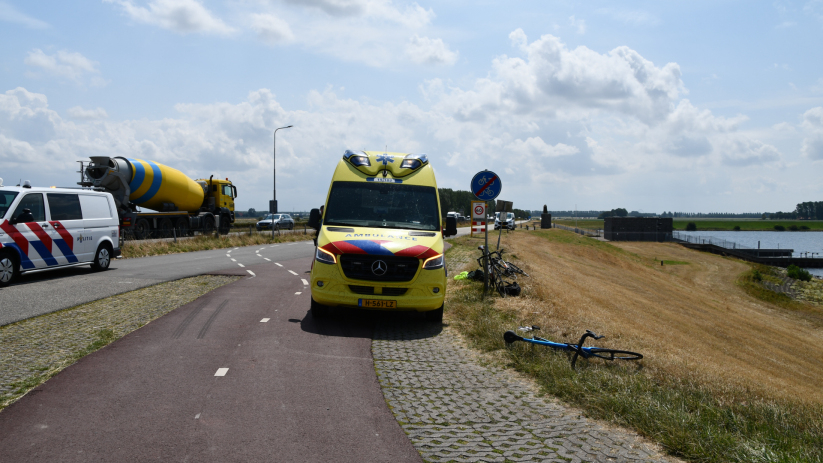 De wielrenner raakte gewond bij het ongeval.