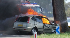 Auto in brand, man (77) omgekomen Lewedorp
