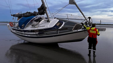 KNRM Hansweert schiet gestrande zeilboot te hulp