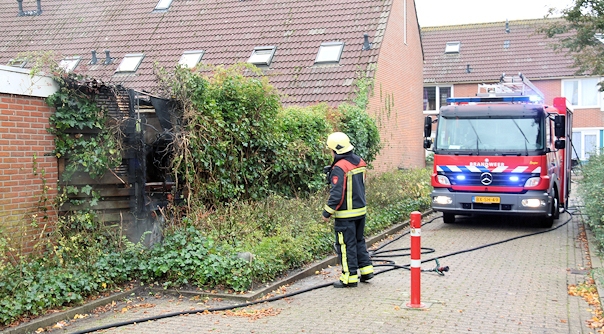 De brandweer bij de buitenbrand in Vlissingen.
