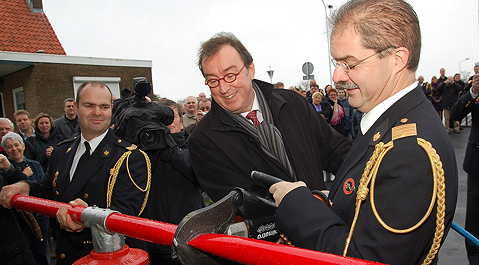 Burgemeester Jan Lonink heeft de brandweerkazerne in Biervliet officieel geopend