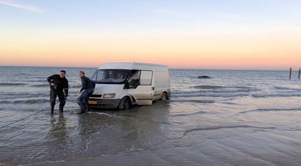 De KNRM op het strand bij Nieuwvliet.