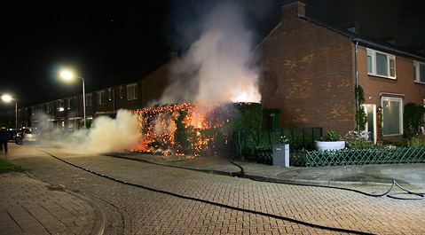 De brand in de coniferenhaag in Hulst.