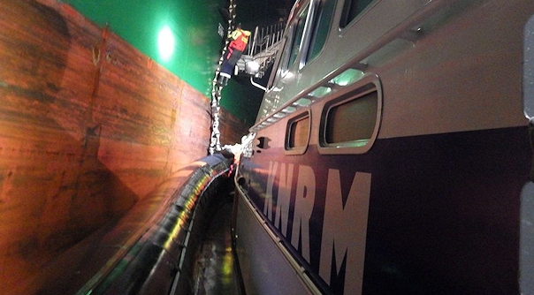 De KNRM Breskens ter plaatse bij het schip.