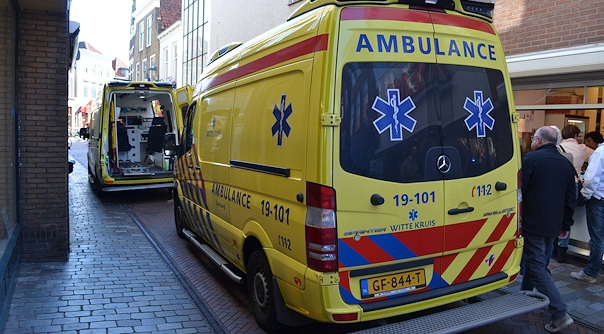 De ambulances ter plaatse bij het incident aan de Klokstraat in Goes.