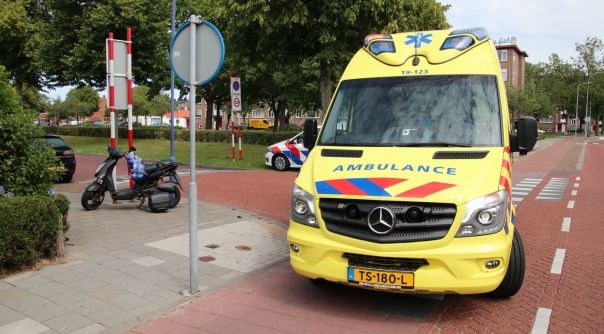 De scooterrijder is per ambulance afgevoerd.