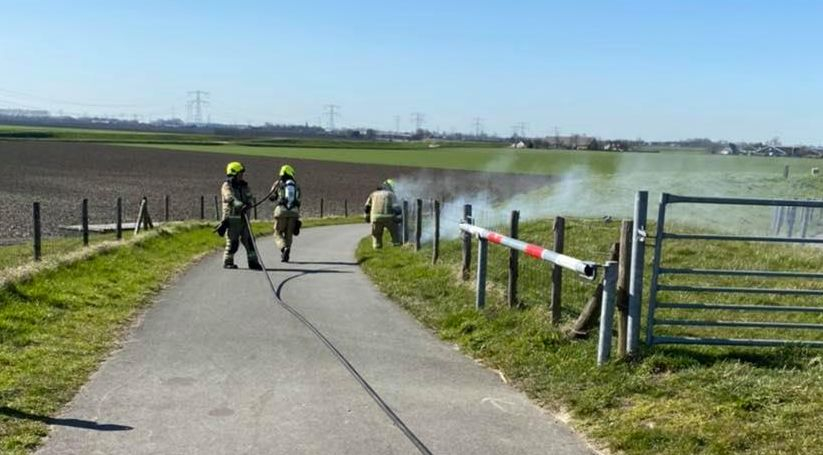 Het brandje in Oostdijk werd geblust door de brandweer van Krabbendijke.