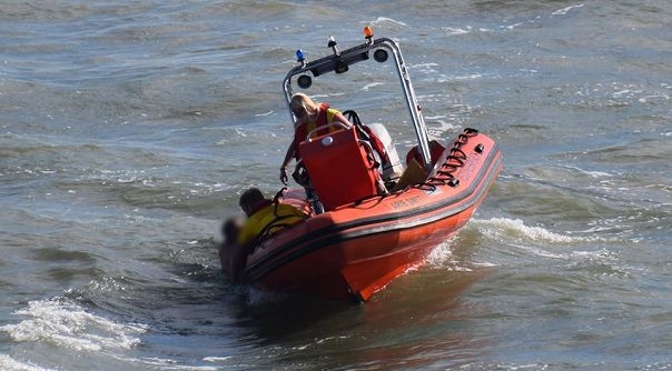 De man is door de bemanning van een reddingsboot uit het water gehaald.