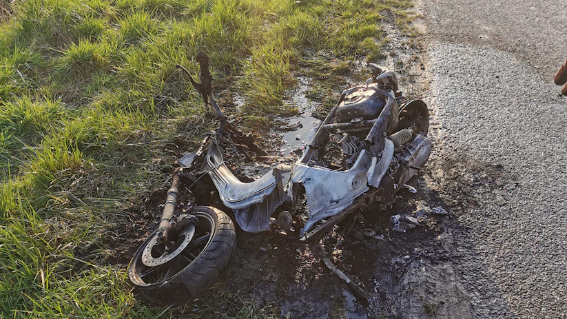 De scooter was niet meer te redden toen de brandweer aankwam.