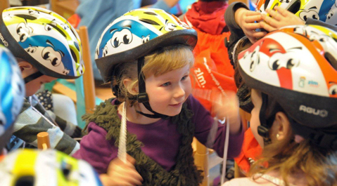 De kinderen uit Poortvliet kregen een gloednieuwe fietshelm.