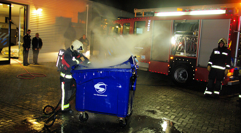 De containerbrand achter een garagebedrijf in Terneuzen