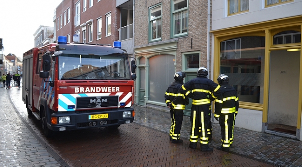 De brandweer ter plaatse in de Wijngaardstraat in Goes.