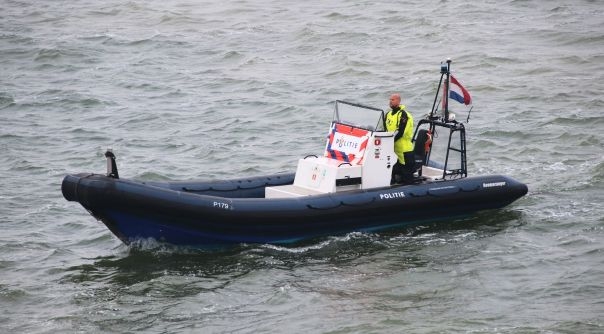 De snelle politieboot P179 heeft de duikers aan boord genomen.