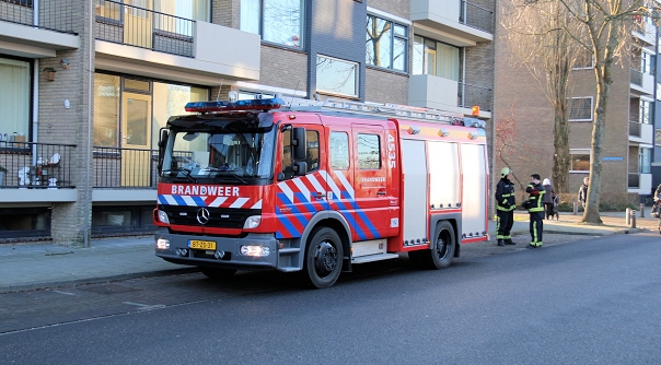 De brandweer bij de flat in Middelburg.