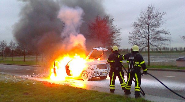 Bij aankomst van de brandweer stond de auto al volledig in brand.