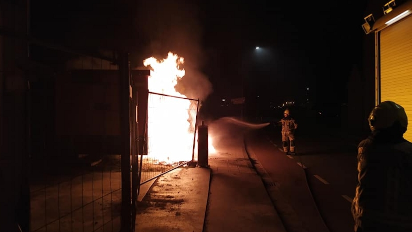 De brand werd rond 22.40 uur opgemerkt aan de Baljuwlaan.