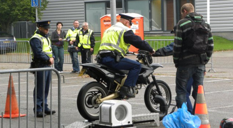 De politie controleerde ook scooters.
