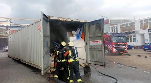 De brandweer bij de containerbrand in Breskens.