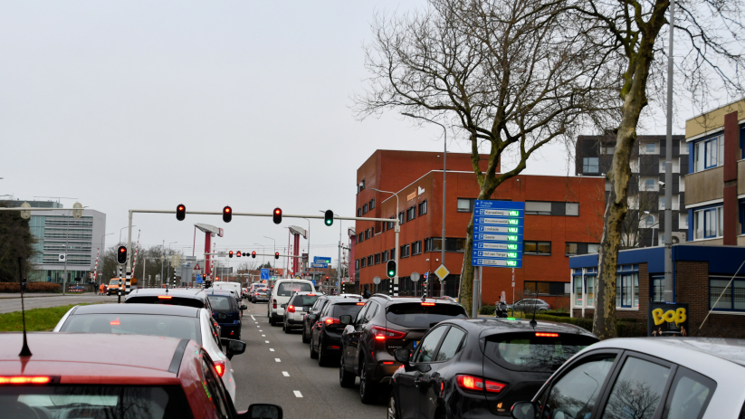 De provincie heeft handhavers ingezet om te voorkomen dat automobilisten over de Stationsbrug rijden.
