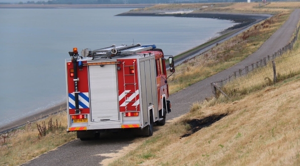 De brandweer langs de Zeedijk bij Hansweert.