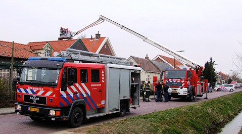De brandweer bij de woning in Oud-Vossemeer.