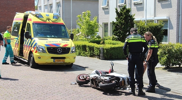 De scooter raakte bij het ongeluk beschadigd.