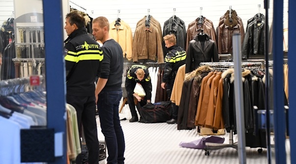 Agenten in de winkel in Vlissingen.